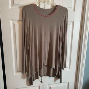 Logo topper- shark bite hem w red neck contrast